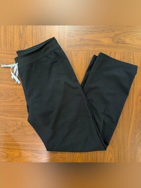 FIGS Women’s Black Livingston Scrub Pants in Medium GUC